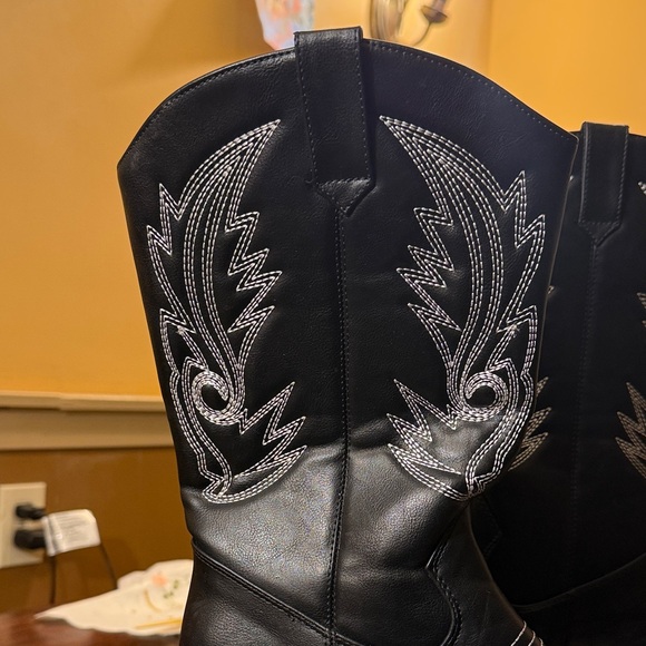 Shesole sz9 Black Vegan Leather  Cowgirl Western Boot  White Stitching Heel 1.8” - Picture 6 of 7